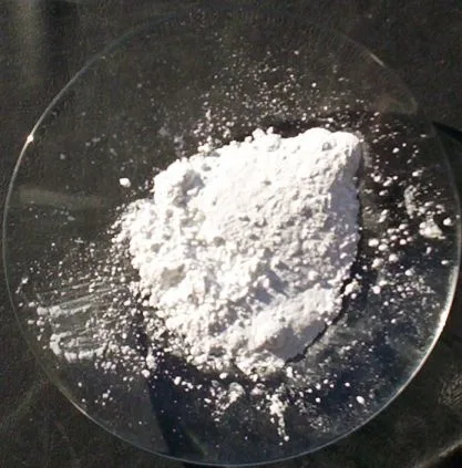 Cristaux blancs de sulfate de magnésium dans une coupelle