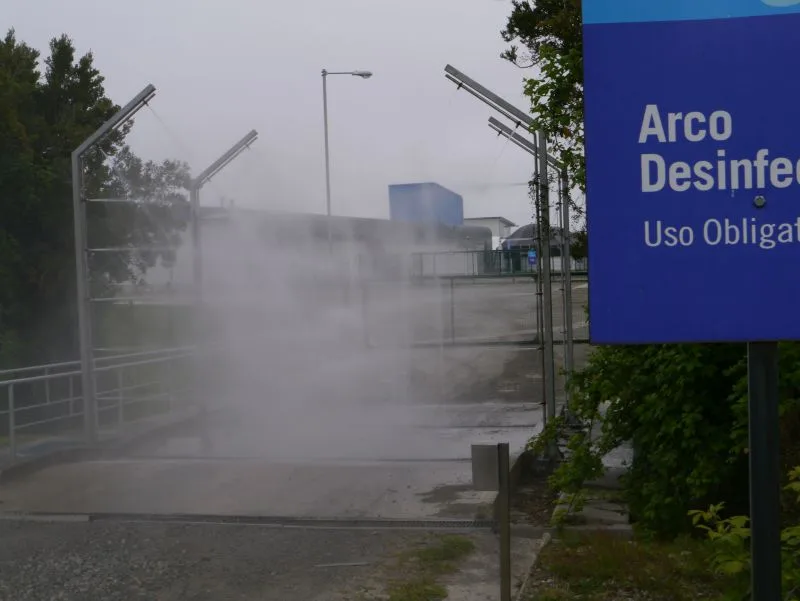 Arche de désinfection pulvérisant une brume sur une voie d’accès