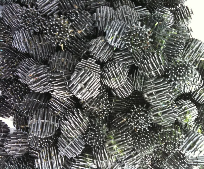 Bioballes noires à structure tubulaire et ajourée