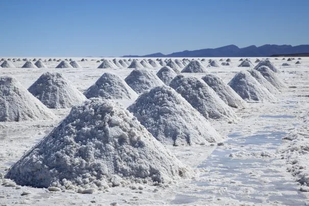 Tas de sel blanc sur une saline à ciel ouvert