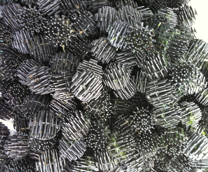 Bioballes noires à structure tubulaire et ajourée