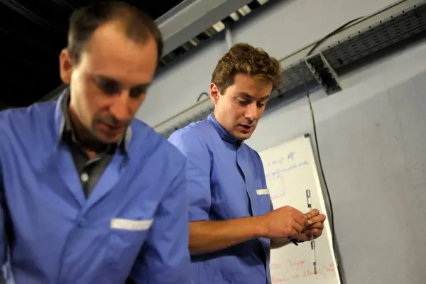 Deux vétérinaires aquacoles Vetofish en tenue professionnelle